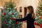Ahhoz, hogy olyan szép karácsonyfád legyen, mint amiket a tv-ben, amerikai filmekben látsz, be kell tartani pár lépést, melyeket most bemutatunk neked. 5 Tipp, hogy hogyan díszítsd jól a karácsonyfát!